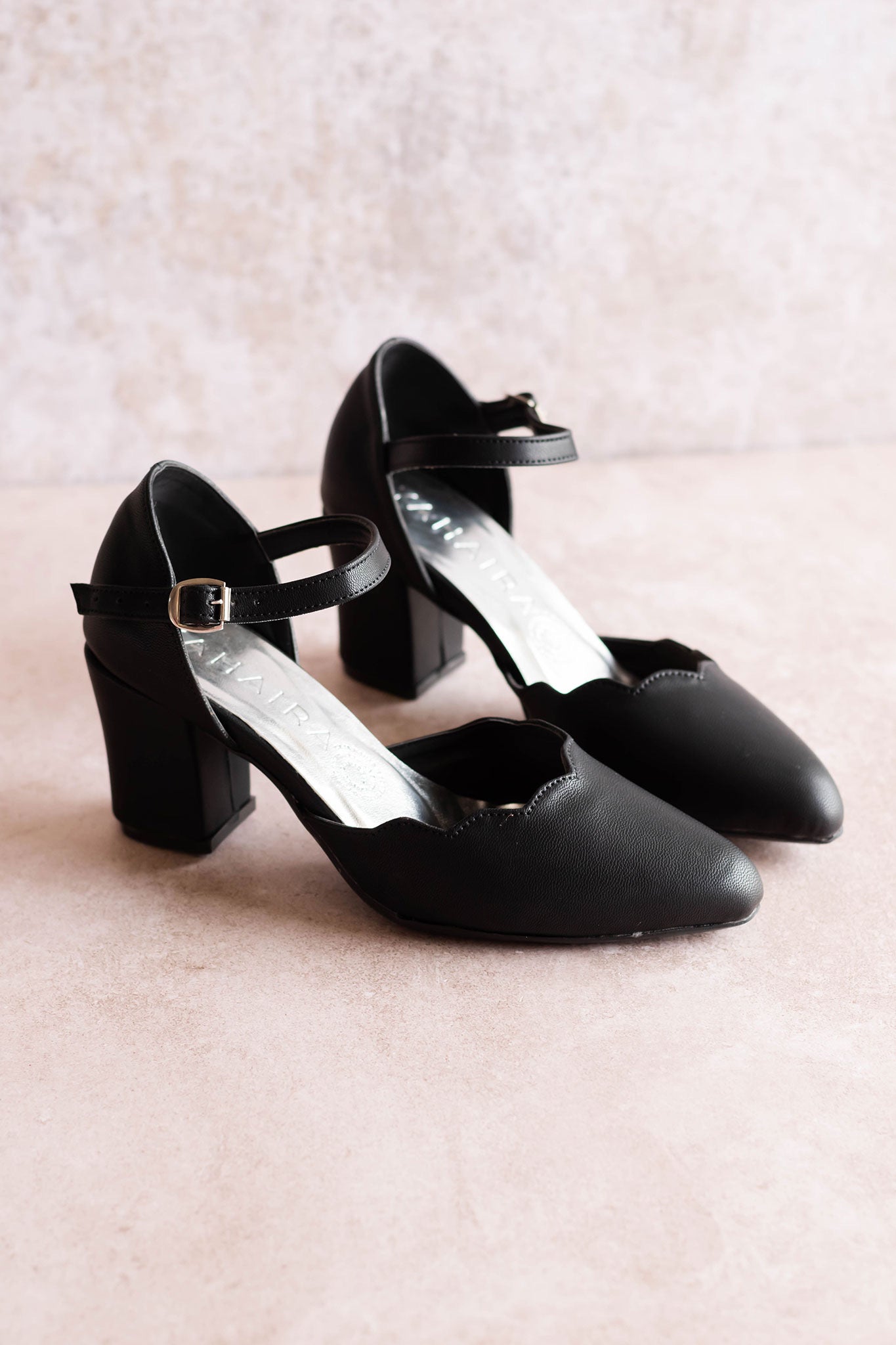 Eugenia- Zapatillas cerradas de punta triangular, con talón y pulsera en el tobillo, diseño de corte láser 0062-R